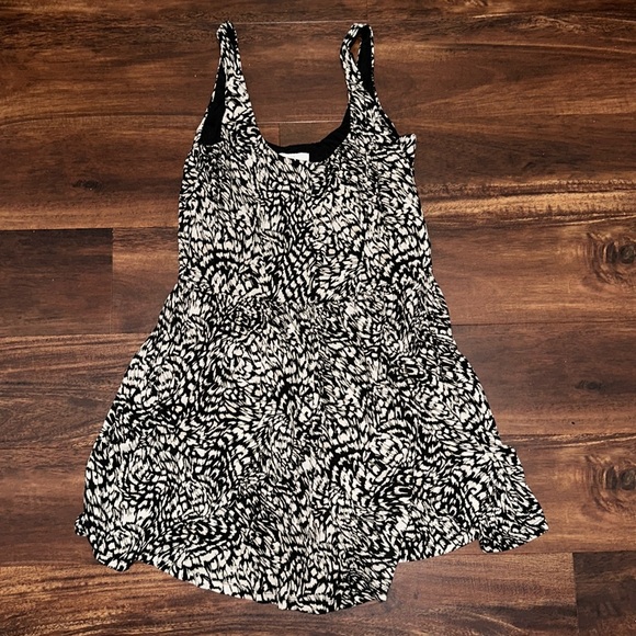H&M Black and White Patterned Jersey Romper in Size Medium - Picture 3 of 7